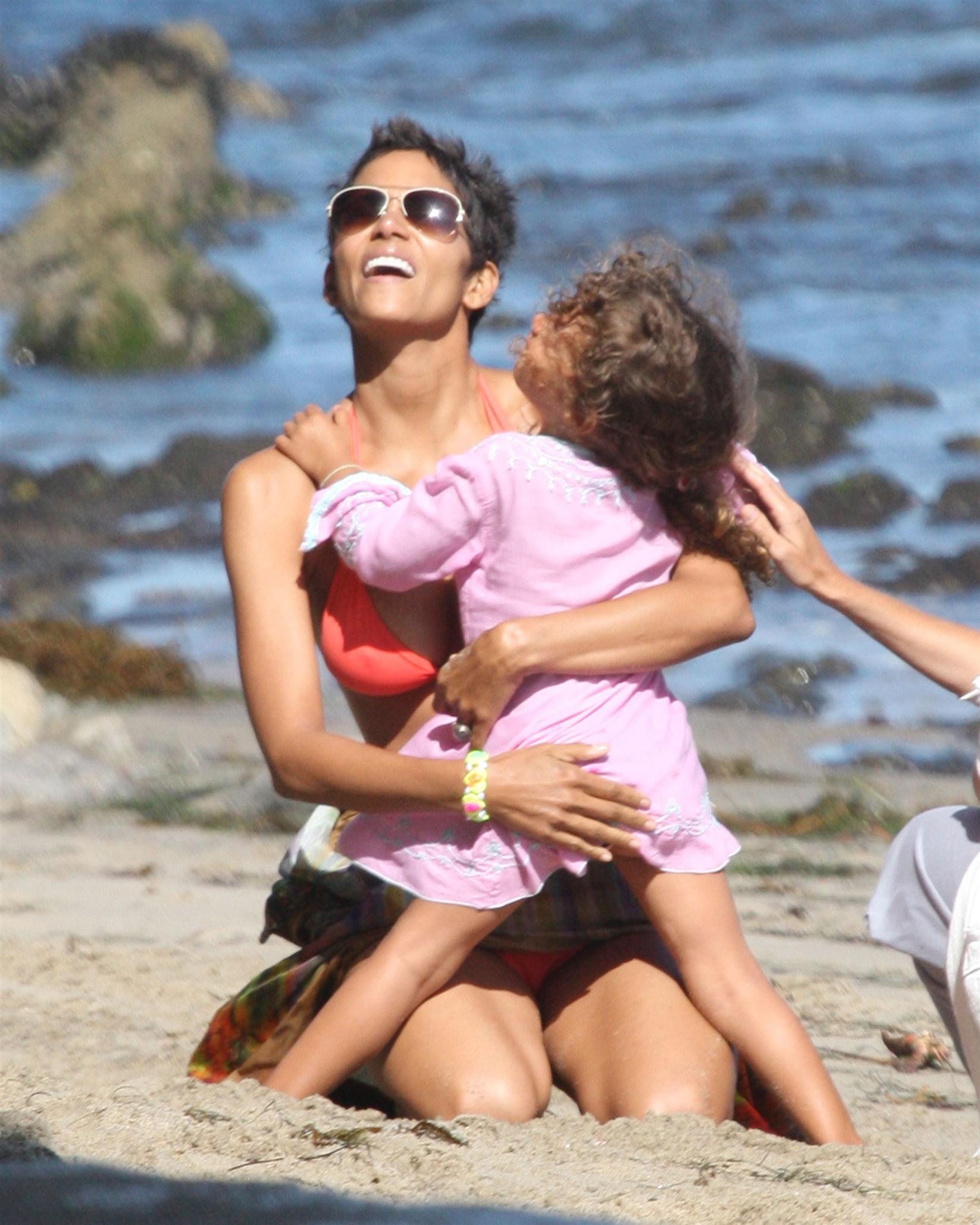 Halle Berry spends her 45th birthday on Malibu Beach photos | Picture 59760